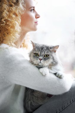 kadın ve kedi odada