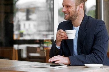 Genç çekici işadamı Öğle Yemeği 