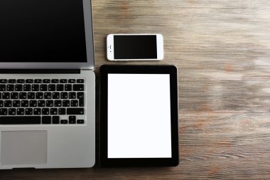 Bir açık gümüş laptop, cep telefonu ve tablet 