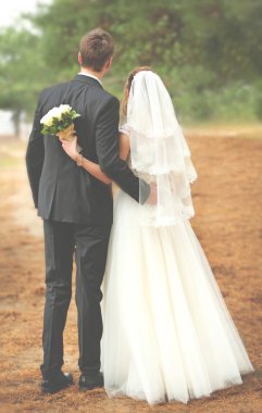 Güzel damat ve gelin geri duran 