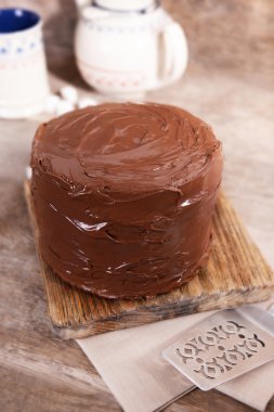 Ahşap Komiteler arka plan üzerinde bıçak ile çikolatalı kek