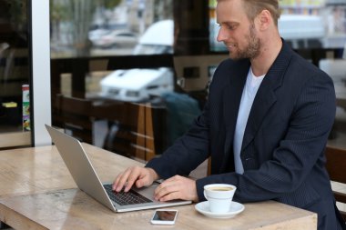 Genç çekici işadamı Öğle Yemeği 