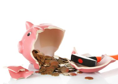 Kumbara çekiç tarafından ayrılır