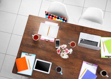 işyeri üst görünümü.