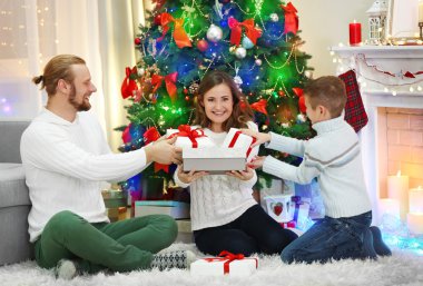 Noel aile tatil oturma odasında