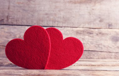 Kırmızı kalpler keçe 