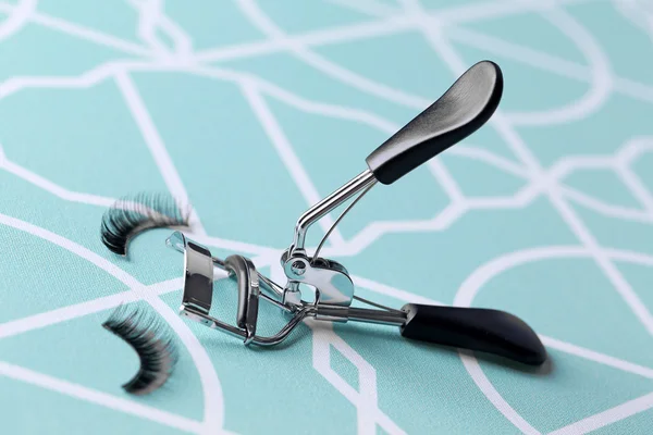 Curler and false eyelashe — Stock Photo, Image
