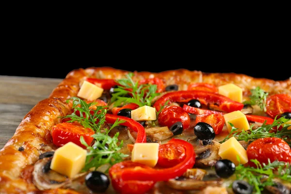 Pizza recién casera sobre fondo negro —  Fotos de Stock