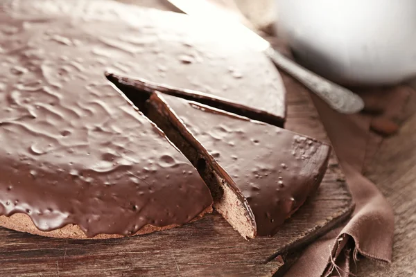 Нарізаний шоколадний торт на дерев'яному столі — стокове фото