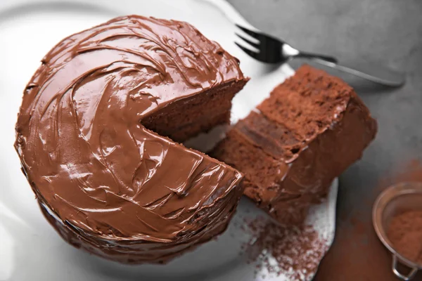 절단된 조각 및 포크와 회색 배경, 근접 촬영에 코코아 접시에 초콜릿 케이크 — 스톡 사진