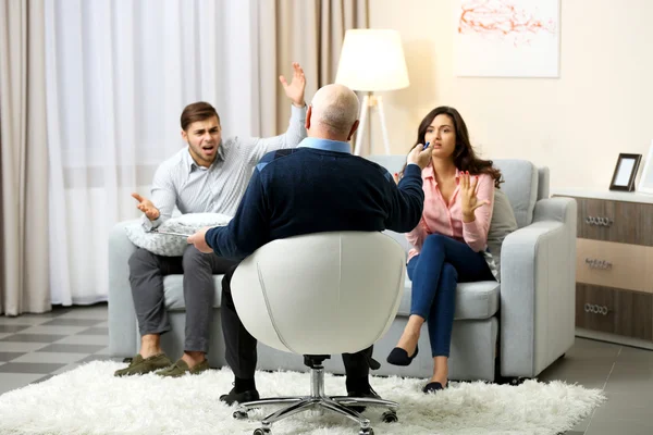 Pareja joven en psicólogo familiar — Foto de Stock