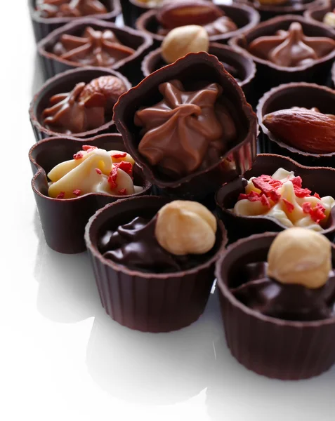 Köstliche Schokoladenbonbons auf weißem Hintergrund, Nahaufnahme — Stockfoto