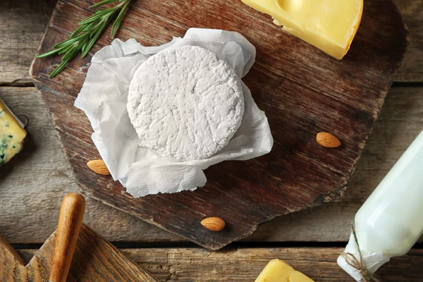 Conjunto de queijo na mesa de madeira, vista superior — Fotografia de Stock