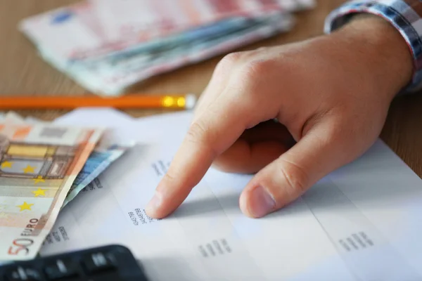 Man working on financial report — Stock Photo, Image