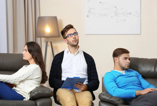 Ungt par på familjen psykolog — Stockfoto