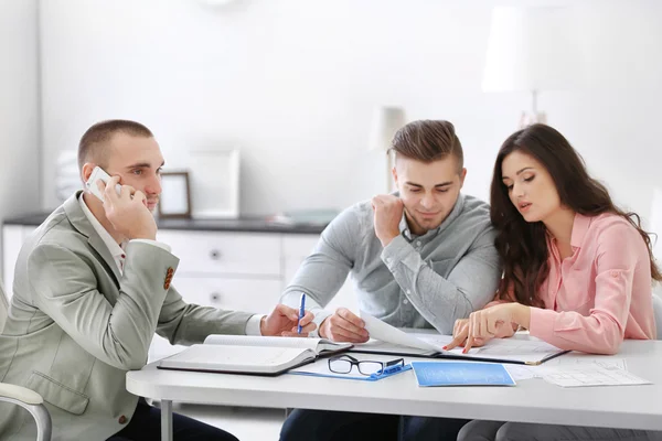 Familia feliz con agente inmobiliario — Foto de Stock