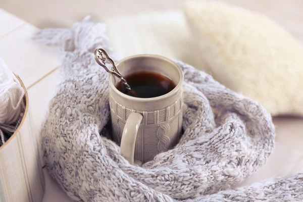 Hermosa composición de invierno con taza de bebida caliente —  Fotos de Stock