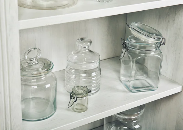 Szklane naczynia na półce — Zdjęcie stockowe