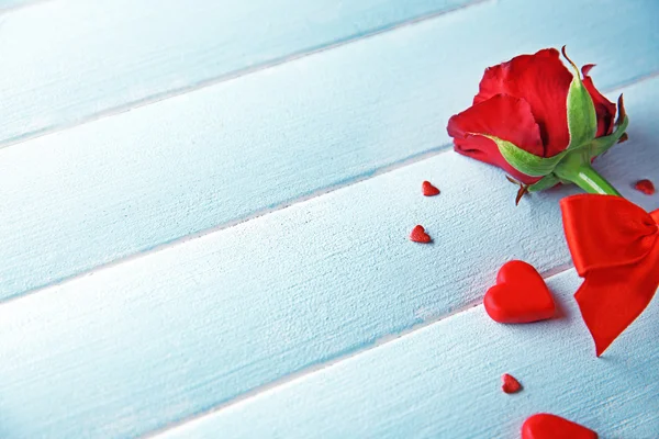 Όμορφο τριαντάφυλλο με μικρές καρδιές — Φωτογραφία Αρχείου