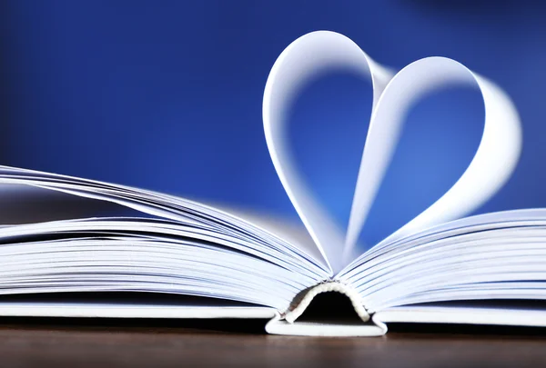 Corazón de páginas de libros —  Fotos de Stock