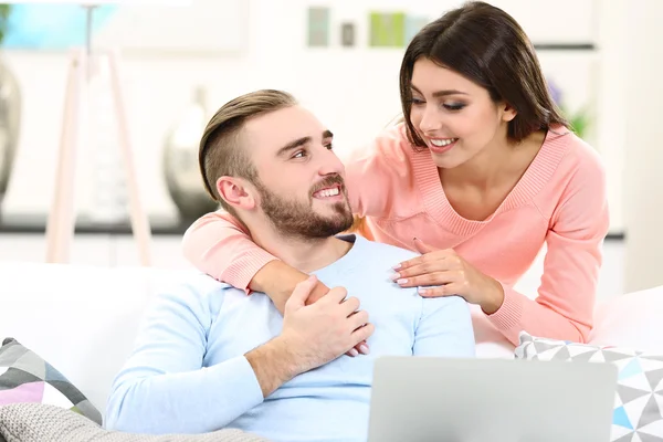 Paar die op laptop werkt — Stockfoto