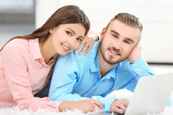 Happy couple working on laptop — Stock Photo, Image