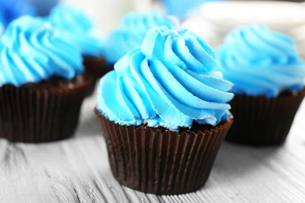 Cupcakes azuis na mesa de madeira — Fotografia de Stock