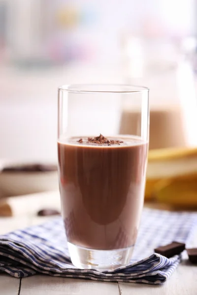 Copo de leite de chocolate na mesa close-up — Fotografia de Stock