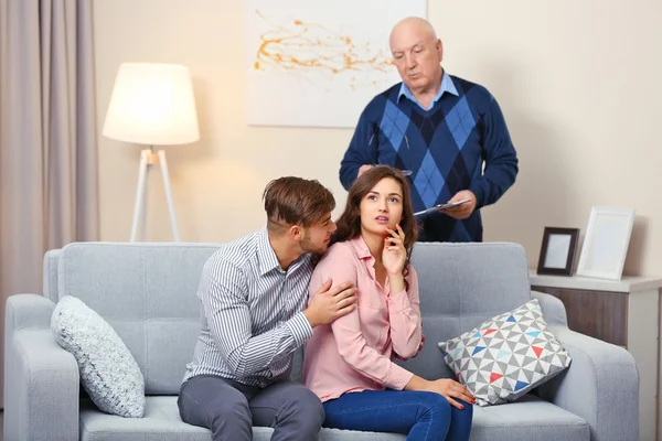 Pareja joven en psicólogo familiar — Foto de Stock