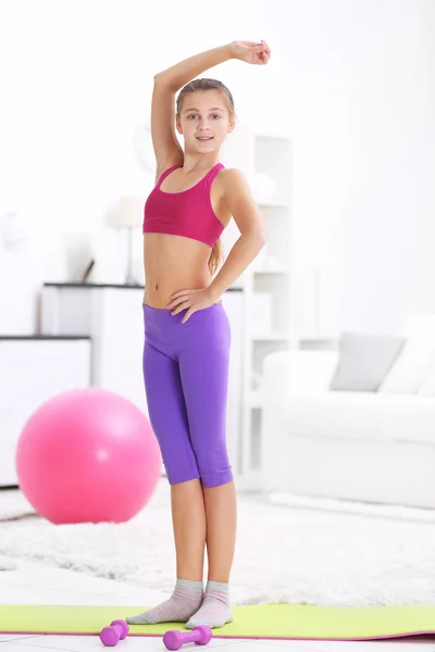 Jong meisje maken van fitness — Stockfoto