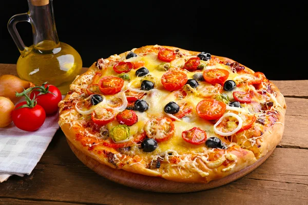 Leckere frische Pizza auf schwarzem Hintergrund — Stockfoto