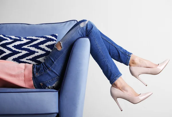 Kobieta nogi na kanapie — Zdjęcie stockowe