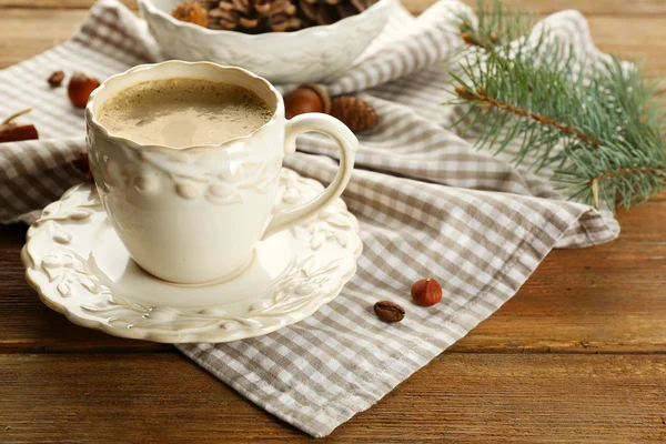 Xícara de café e árvore de Natal ramo no guardanapo — Fotografia de Stock