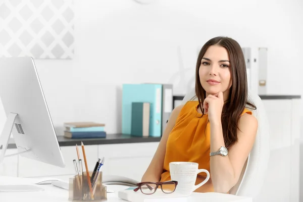 Hermosa mujer exitosa — Foto de Stock