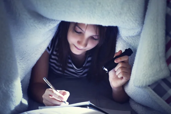 Hermosa chica escribiendo en cuaderno — Foto de Stock