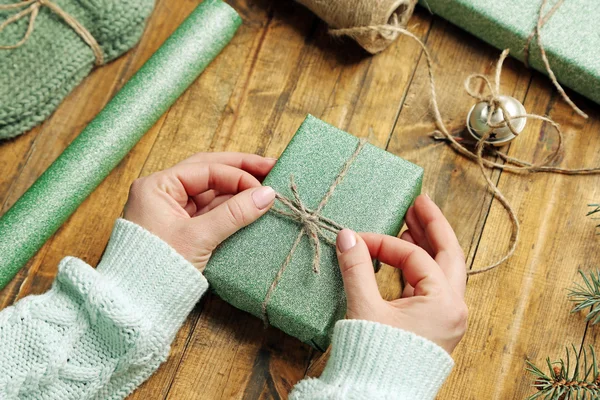 Las manos femeninas preparando regalos —  Fotos de Stock