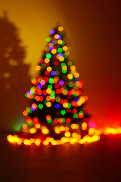 Árvore de Natal em um quarto escuro — Fotografia de Stock