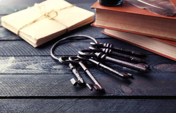 Bunch of old keys with notebooks — Stock Photo, Image