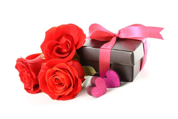 Caixa de presente, flores de rosa e coração — Fotografia de Stock