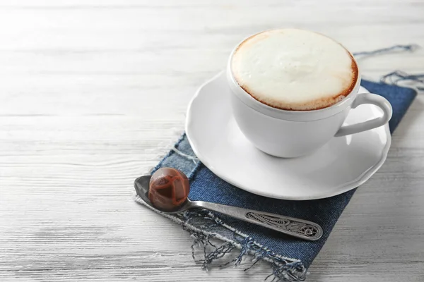 Filiżankę gorącej cappuccino — Zdjęcie stockowe