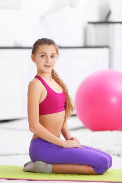 Ung flicka att göra fitness — Stockfoto