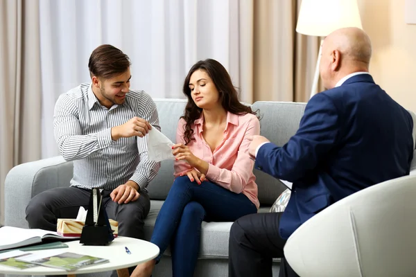 Pareja joven en psicólogo familiar — Foto de Stock