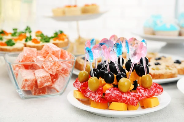 Conjunto de lanches frios, canapé e sobremesa, close-up — Fotografia de Stock