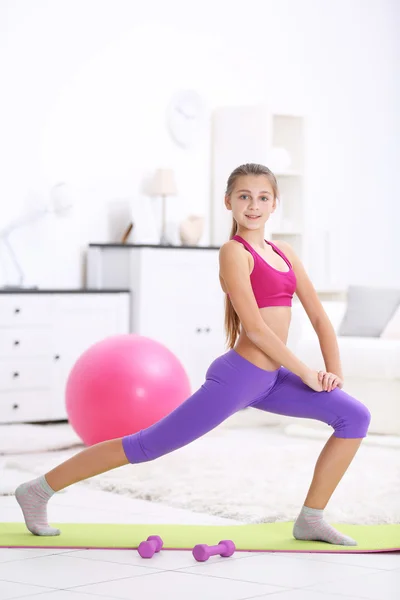 Jong meisje maken van fitness — Stockfoto