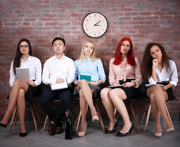 Personas sentadas en sillas — Foto de Stock