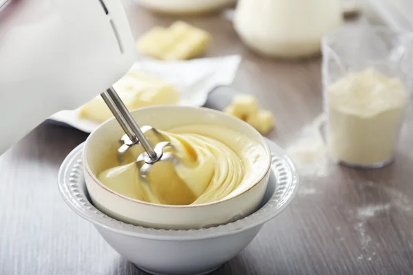 Koken boterachtige crème op keuken — Stockfoto