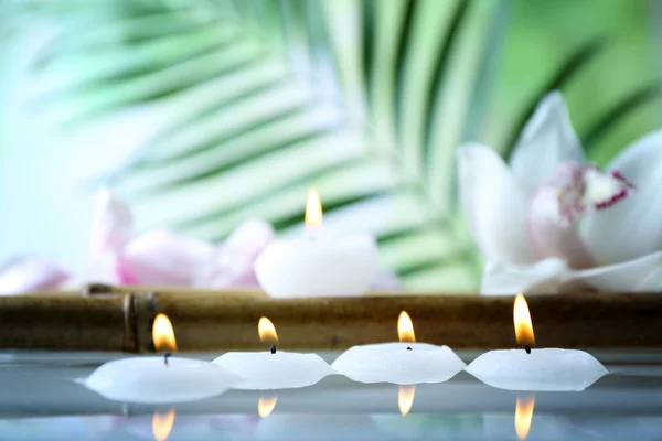 Spa naturaleza muerta con velas en el agua —  Fotos de Stock