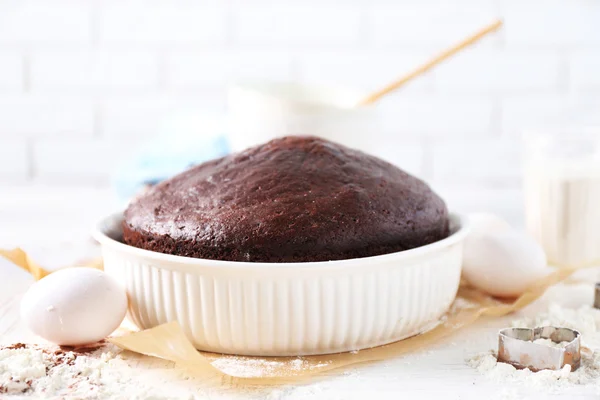 Torta di cioccolato cotta in una teglia su un tavolo — Foto Stock