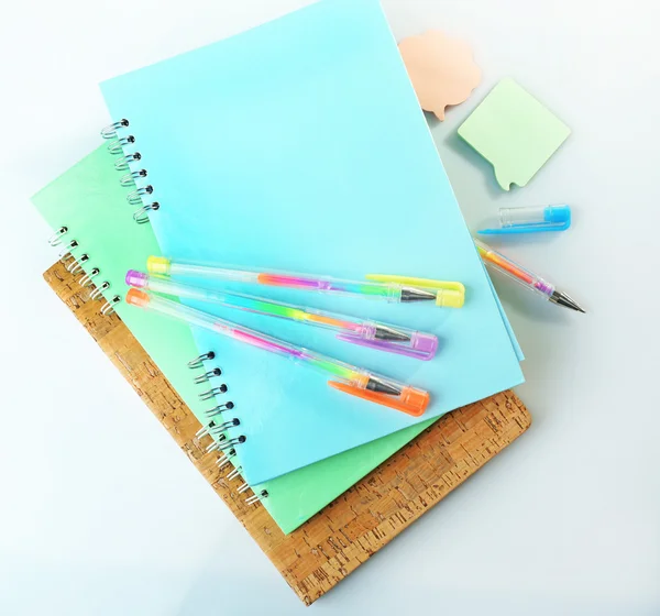 Uma pilha de cadernos e estacionários — Fotografia de Stock