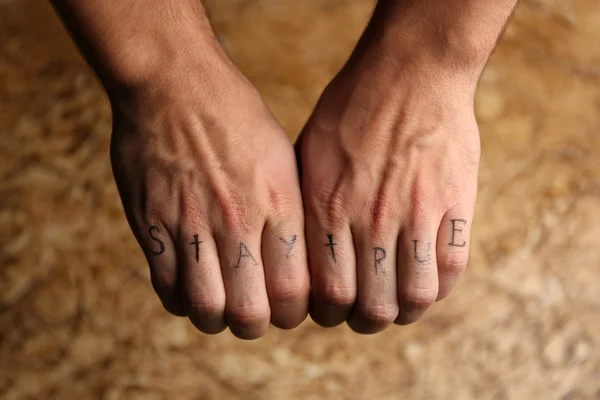 Inscrições de tatuagem em dedos masculinos — Fotografia de Stock